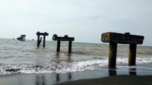 Tiang pancang bekas dermaga jety milik PT Pasir Rantai Mas (PRM) di Bumiharjo, Kecamatan Keling, Jepara, Jawa Tengah