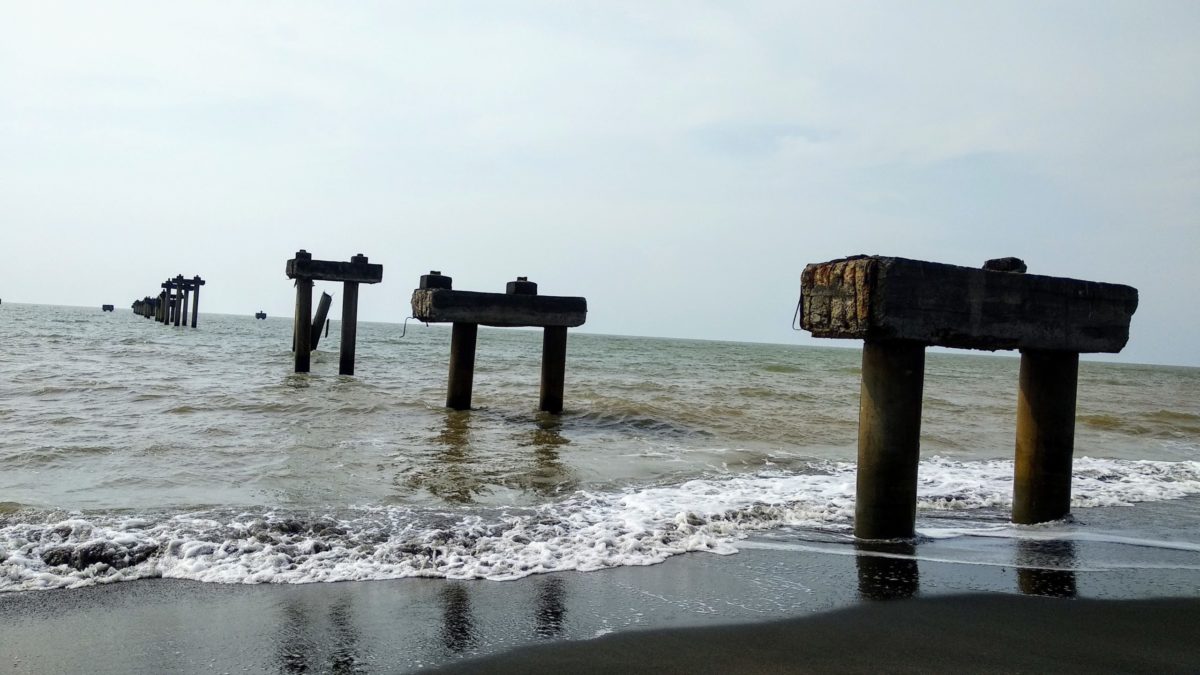 Tiang pancang bekas dermaga jety milik PT Pasir Rantai Mas (PRM) di Bumiharjo, Kecamatan Keling, Jepara, Jawa Tengah