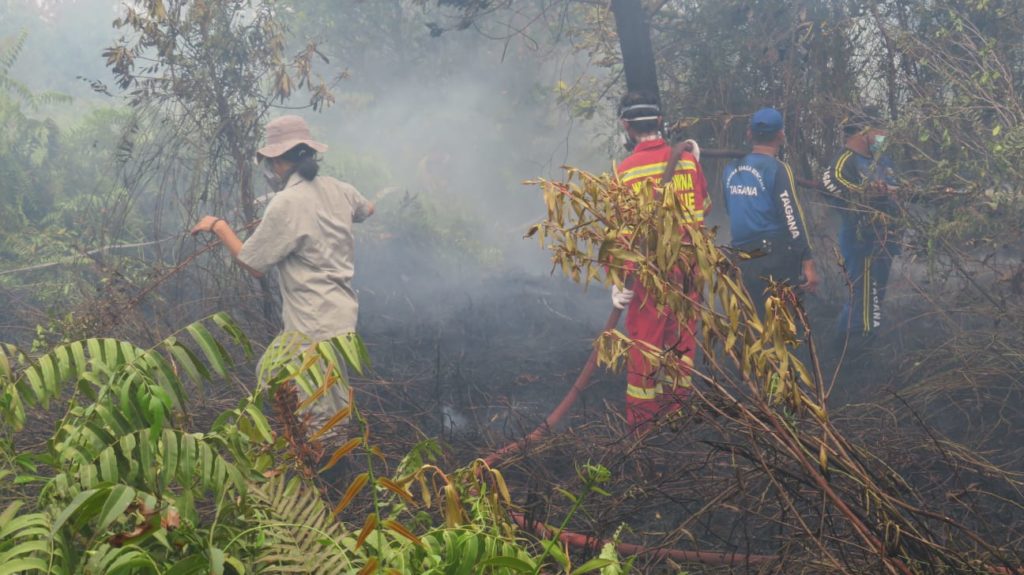 Sumarni Laman ikut jadi relawan pemadam karhutla