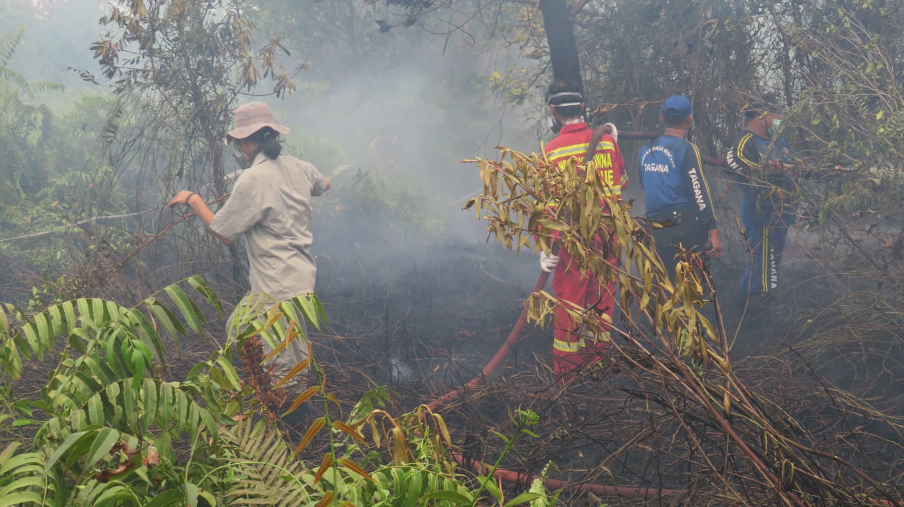 Sumarni Laman ikut jadi relawan pemadam karhutla