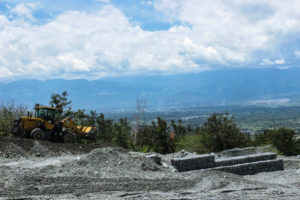 Pekerja sedang membangun bronjong di pegunungan Desa Beka