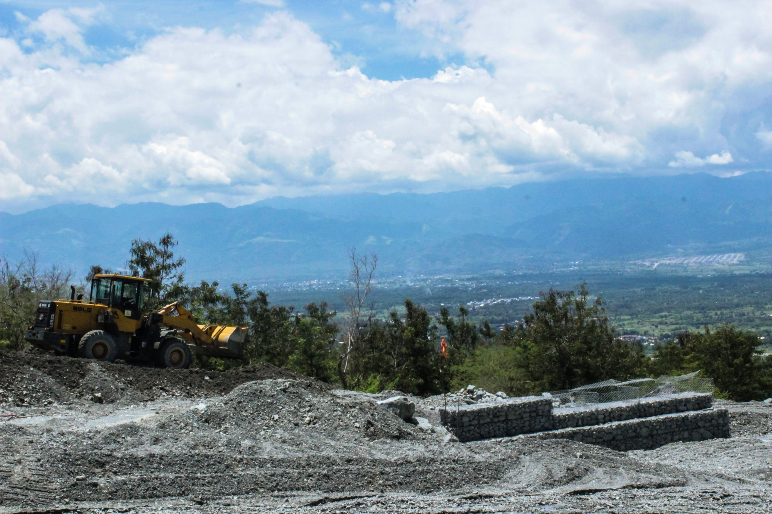 Pekerja sedang membangun bronjong di pegunungan Desa Beka