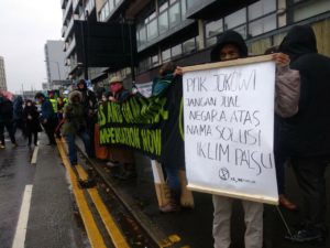 Aksi demontrasi pegiat lingkungan dalam perhelatan KTT COP26 UNFCC