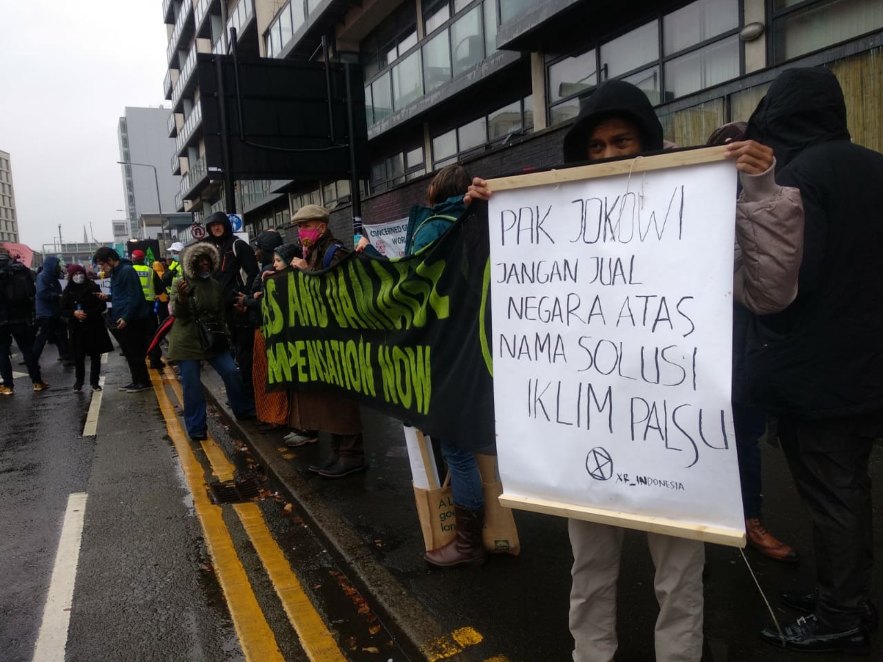 Aksi demontrasi pegiat lingkungan dalam perhelatan KTT COP26 UNFCC