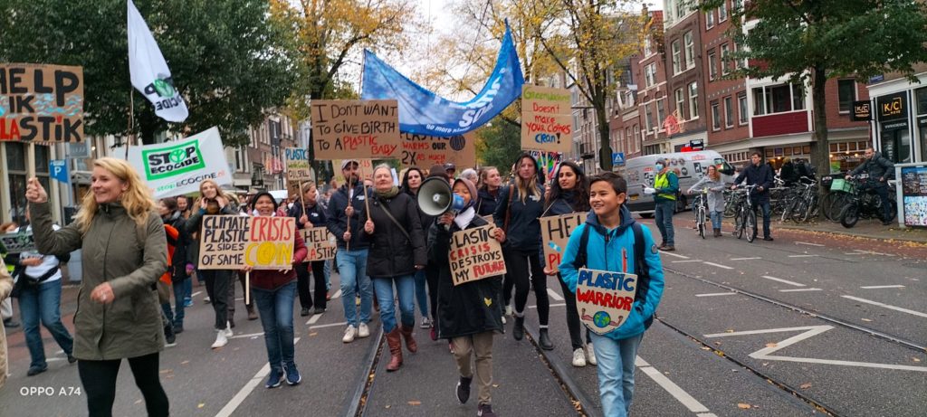 Aeshnina Azzahra (14), melakukan aksi bersama para aktivis muda saat perhelatan KTT COP26 UNFCCC di Glasgow.