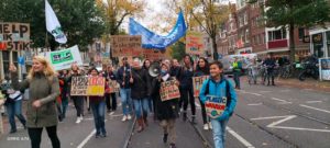 Aeshnina Azzahra (14), melakukan aksi bersama para aktivis muda saat perhelatan KTT COP26 UNFCCC di Glasgow.