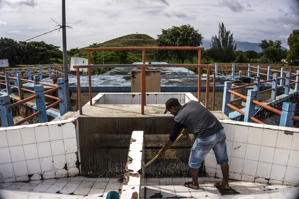 Edo membersihkan Instalasi Pengolahan Limbah Tinja (IPLT) Kampung Jawa, Banda Aceh, Rabu (6/10/2021).