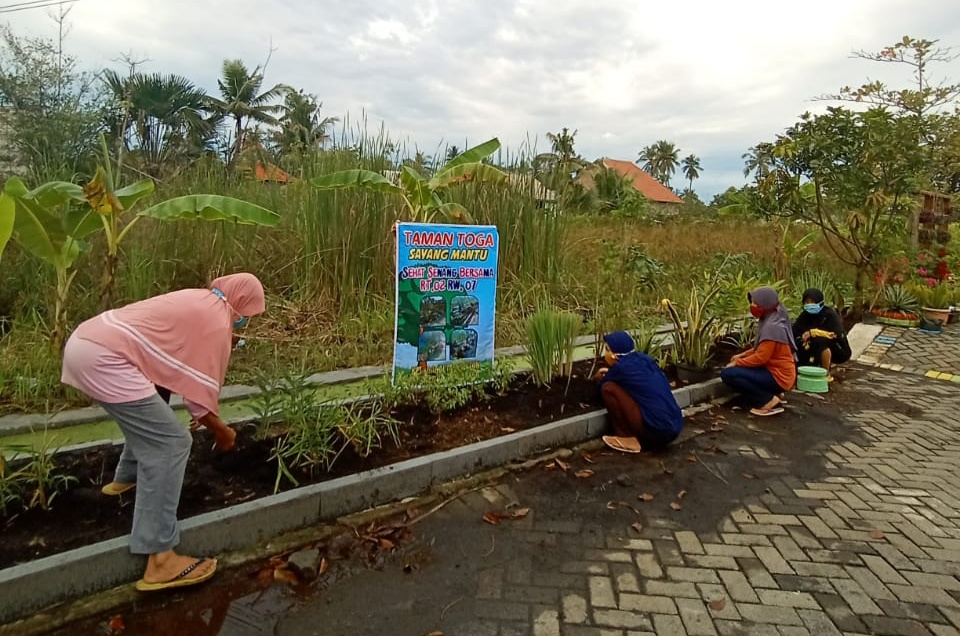 Warga RT 02 RW 07 Bangetayu Wetan bekerja bakti membuat taman.
