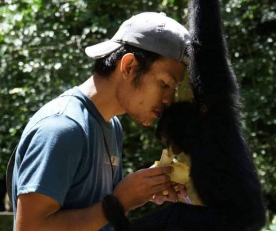 Abdul Rahman Manik, pria asli Sumatera Utara terlibat langsung dalam perlindungan siamang.
