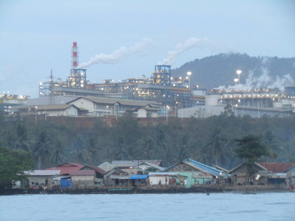 Tampak dari kejauhan pabrik pengolahan (smelter) nikel di Kawasan Industri Pulau Obi, Provinsi Maluku Utara.