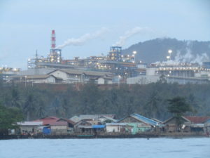 Tampak dari kejauhan pabrik pengolahan (smelter) nikel di Kawasan Industri Pulau Obi, Provinsi Maluku Utara.