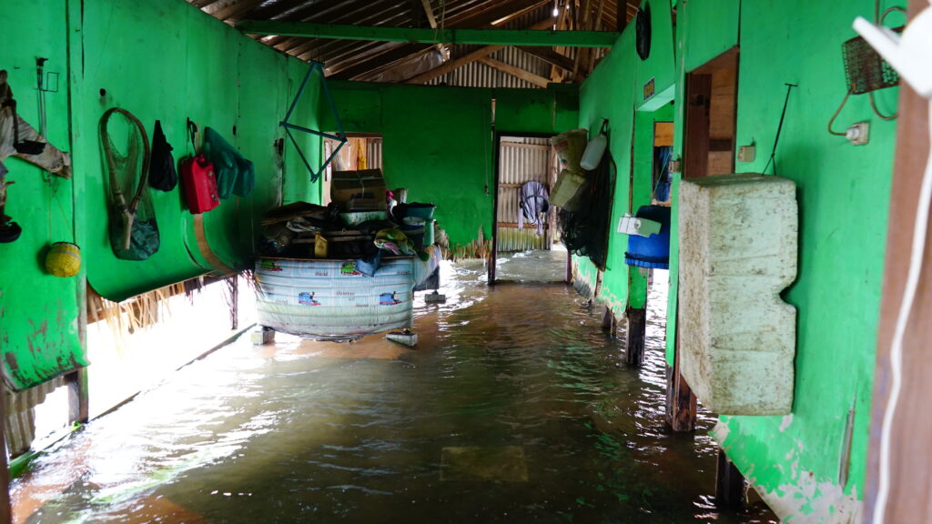 Terendam air rob di Semarang