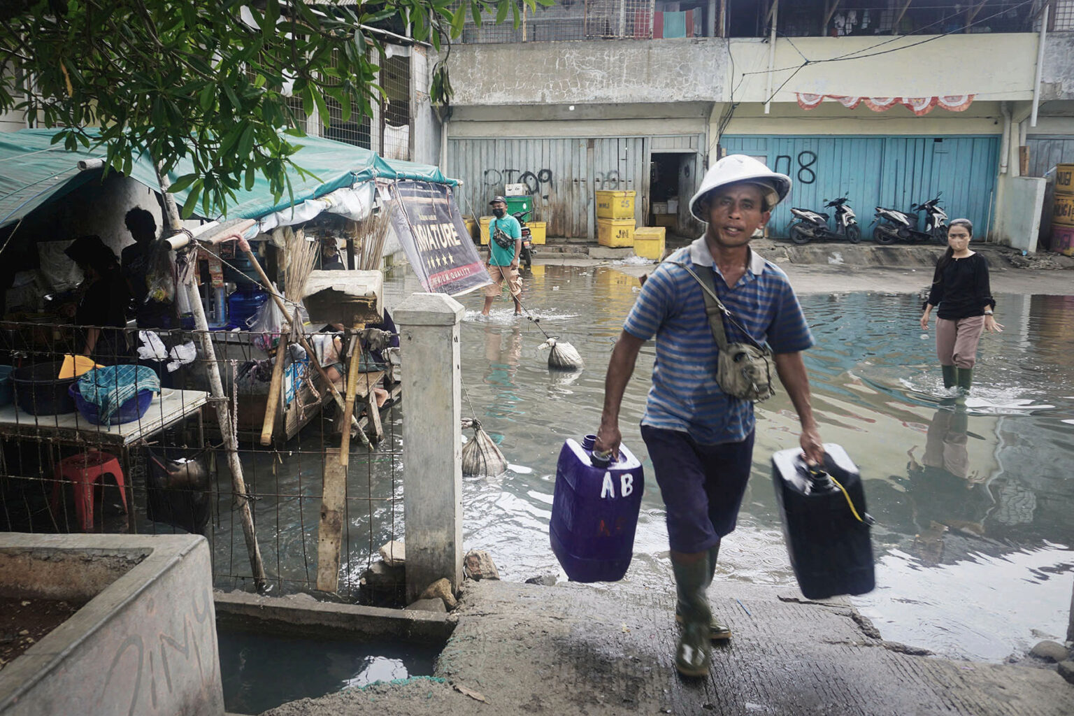 Penjual air pikulan di Muara Angke