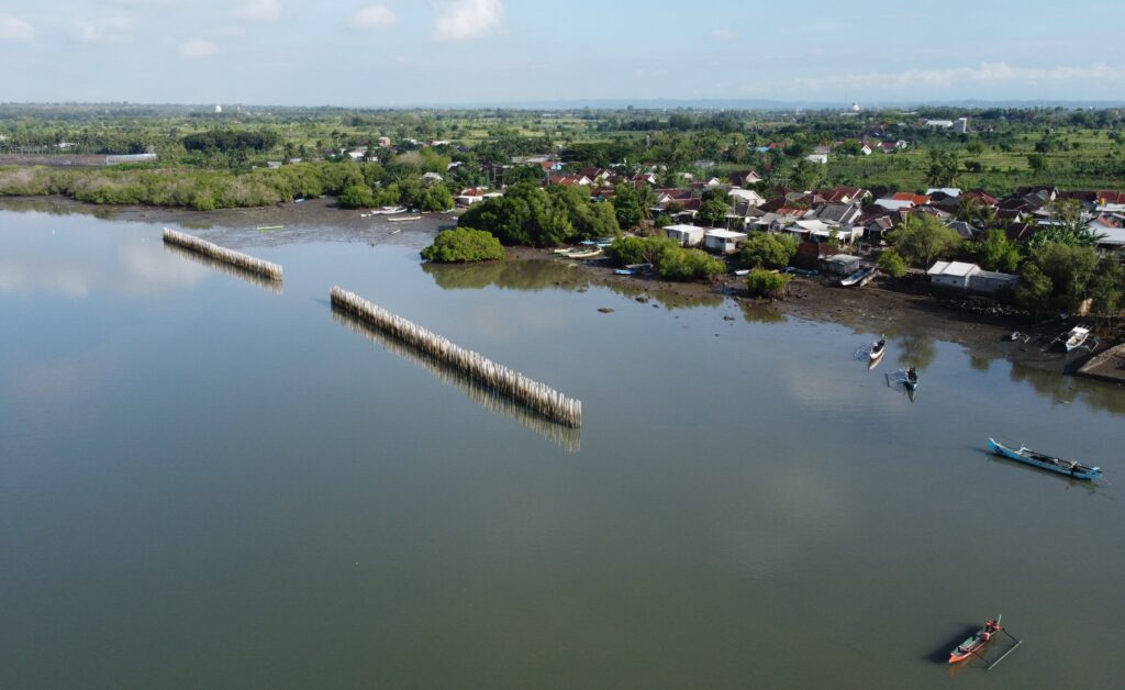 tanggul bambu di pesisir Desa Jerowaru, Kabupaten Lombok Timur