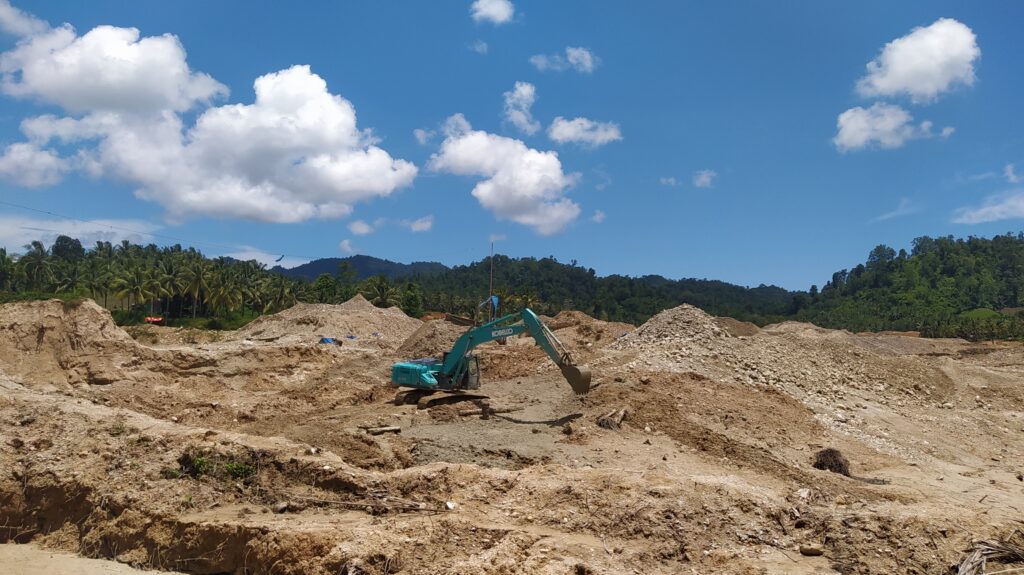 Alat berat di bantaran Sungai Batudulangaa