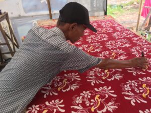 Lukni Maulana mewarnai batik di Pekalongan