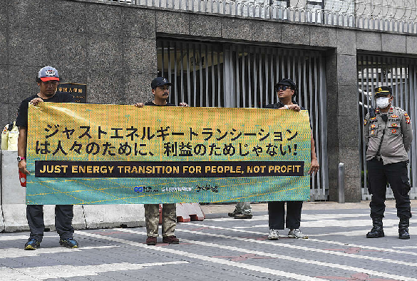 Aktivis gerakan Bersihkan Indonesia menggelar aksi teatrikal terkait Rencana Investasi dan Kebijakan Komprehensif (CIPP) Just Energy Transition Partnership (JETP) di Kedutaan Besar Jepang, Jakarta, Senin (20/11/2023). (Foto: Bersihkan Indonesia)