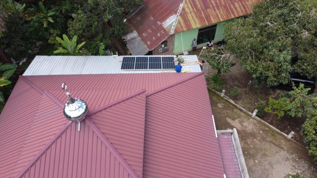 Masjid Pondok Pesantren Al Ma’hadul Islami PP Yami, Lombok Timur, Nusa Tenggara Barat, memanfaatkan panel surya. (Enter Nusantara)
