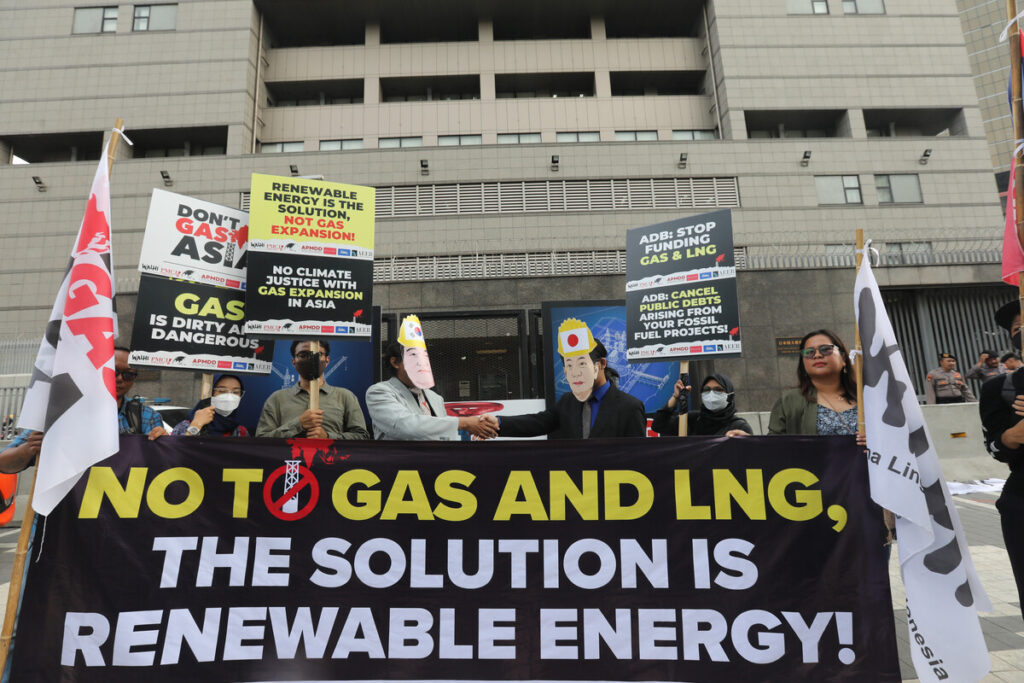 AKsi protes WALHI di depan kedubes Jepang