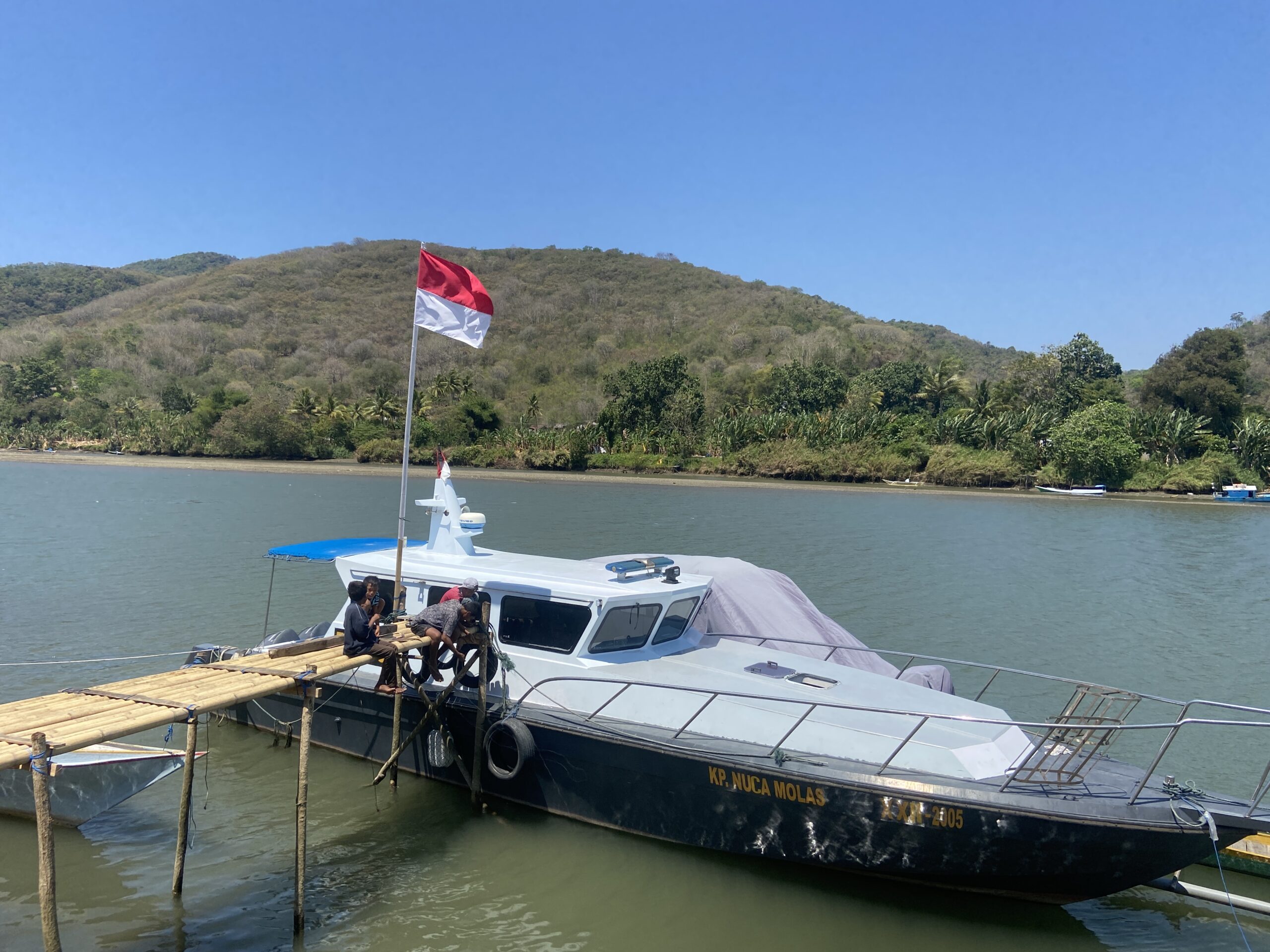 Sungai Wae Pesi yang memisahkan antara Kabupaten Manggarai dan Kabupaten Manggarai Timur, NTT kerap meluap dan menyebabkan banjir di pemukiman warga sekitar. (Foto/Chairul Akhmad)