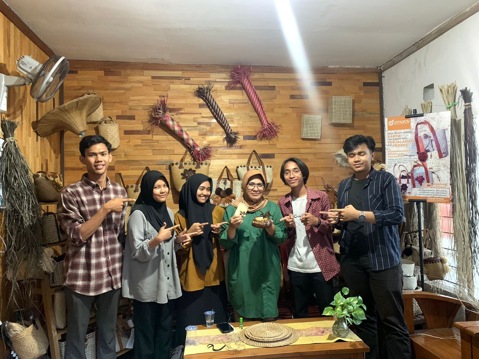 Berinovasi dengan kerajinan tangan yang ramah lingkungan dari batok kelapa. Tim Mahasiswa Wirausaha (PMW) Universitas Jambi sukses menghadirkan Batoku Jambi. Produk ini menggunakan dua jenis batok yang memunculkan gradasi warna unik.