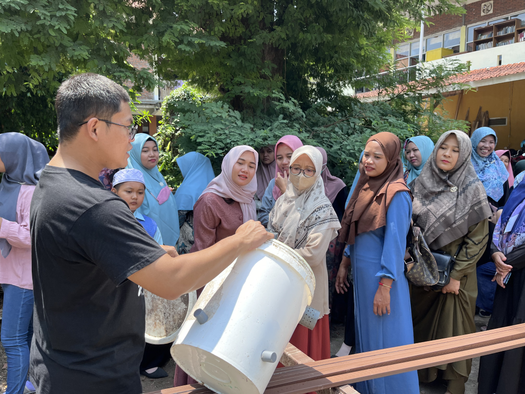 ECOTON dan tim SICI (Spiritual Initiative Change Makers Indonesia) Jawa Timur menginisiasi program Keluarga Sakenah (Sadar Kelola Kurangi Sampah). (Foto: Aliansi Zero Waste Indonesia)
