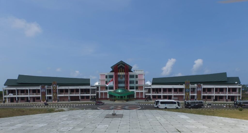 Mahasiswa S3 pertama Universitas Negeri Papua mengikuti Sidang Ujian Terbuka Promosi Doktor dengan predikat Cumlaude. Dia menjadi doktor ilmu lingkungan pertama.