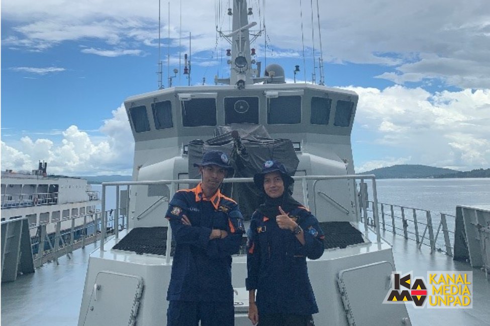 Mahasiswa Unpad terlibat penelitian logam berat dan mikroplastik di perairan Flores. (Foto: Unpad)