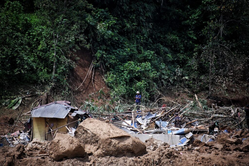 cuaca ekstrem Longsor di Kampung Cipondok, Desa Pasanggrahan, Kecamatan Kasomalang, Senin (8/1/2024). Masyarakat agar waspada bencana. (Rizal Fs/Adpim Jabar)