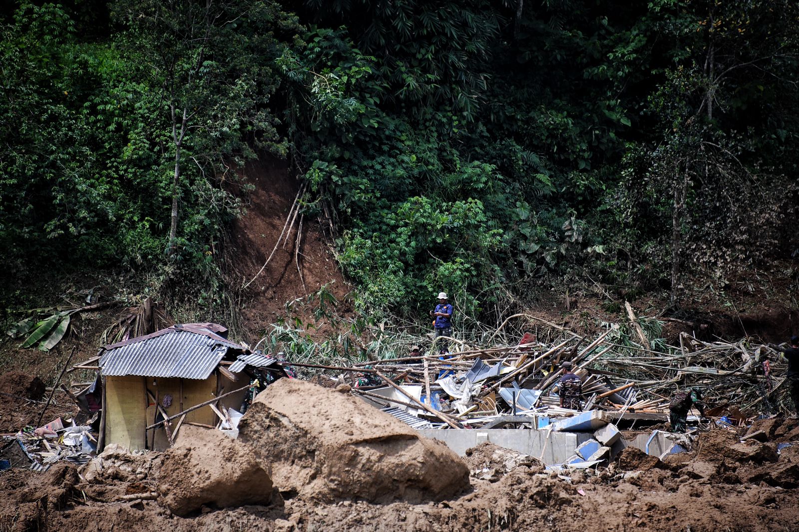 cuaca ekstrem Longsor di Kampung Cipondok, Desa Pasanggrahan, Kecamatan Kasomalang, Senin (8/1/2024). Masyarakat agar waspada bencana. (Rizal Fs/Adpim Jabar)
