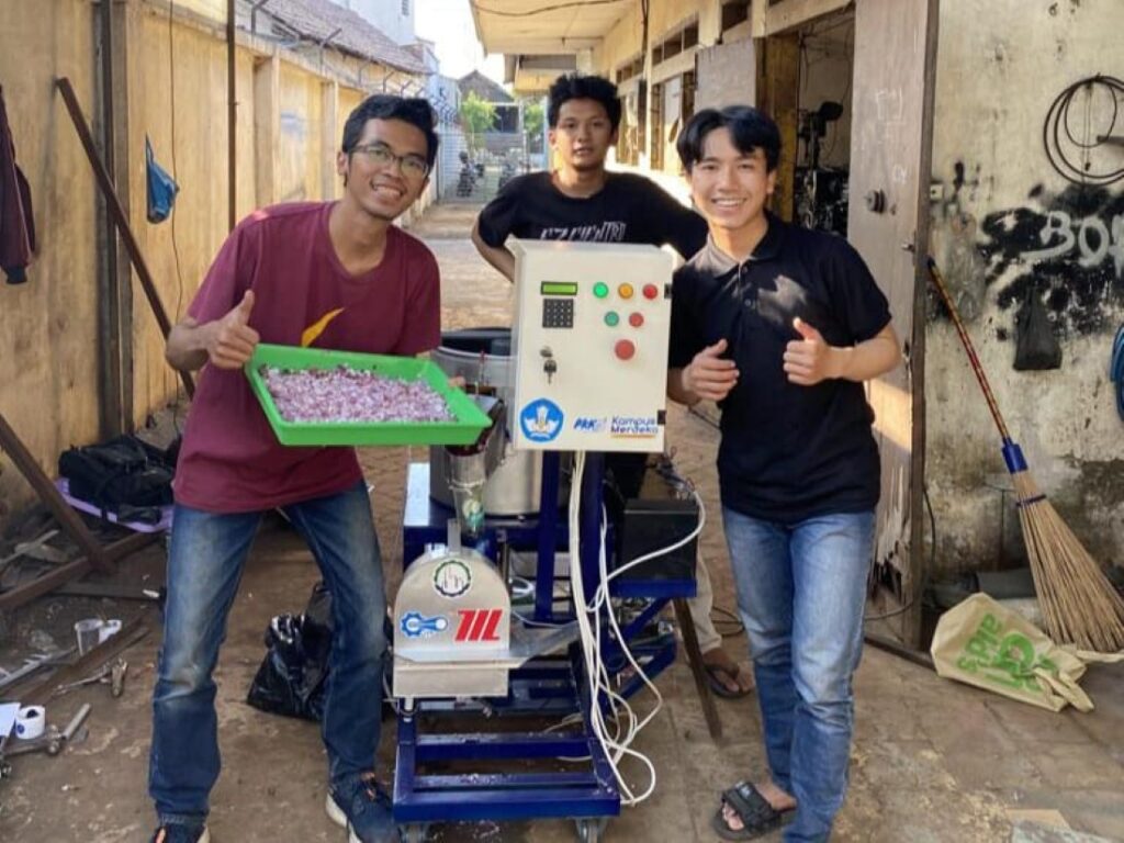 Alat Pengupas & Pemotong Bawang Otomatis, inovasi mahasiswa ITS! Peningkatan efisiensi dengan memanfaatkan motor & aliran air untuk pemotong bawang.