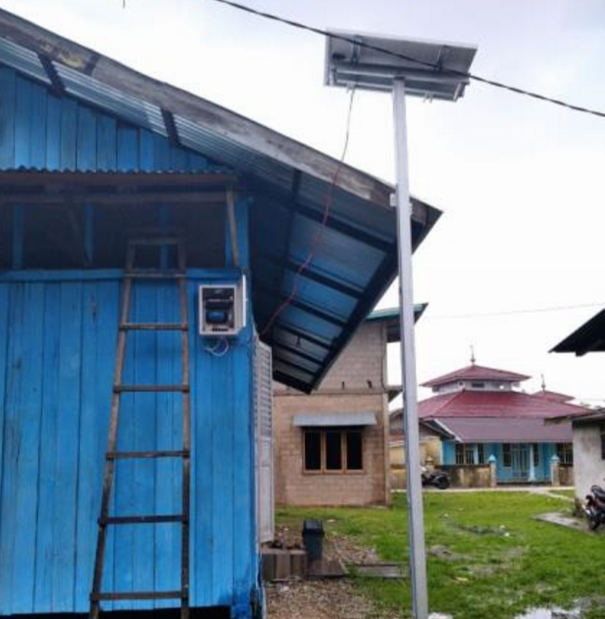 Bocah SD ini membuat dan memasang PLTS mini di genteng rumahnya dan mendapat respons positif. Bagaimana cara membuat PLTS mini?