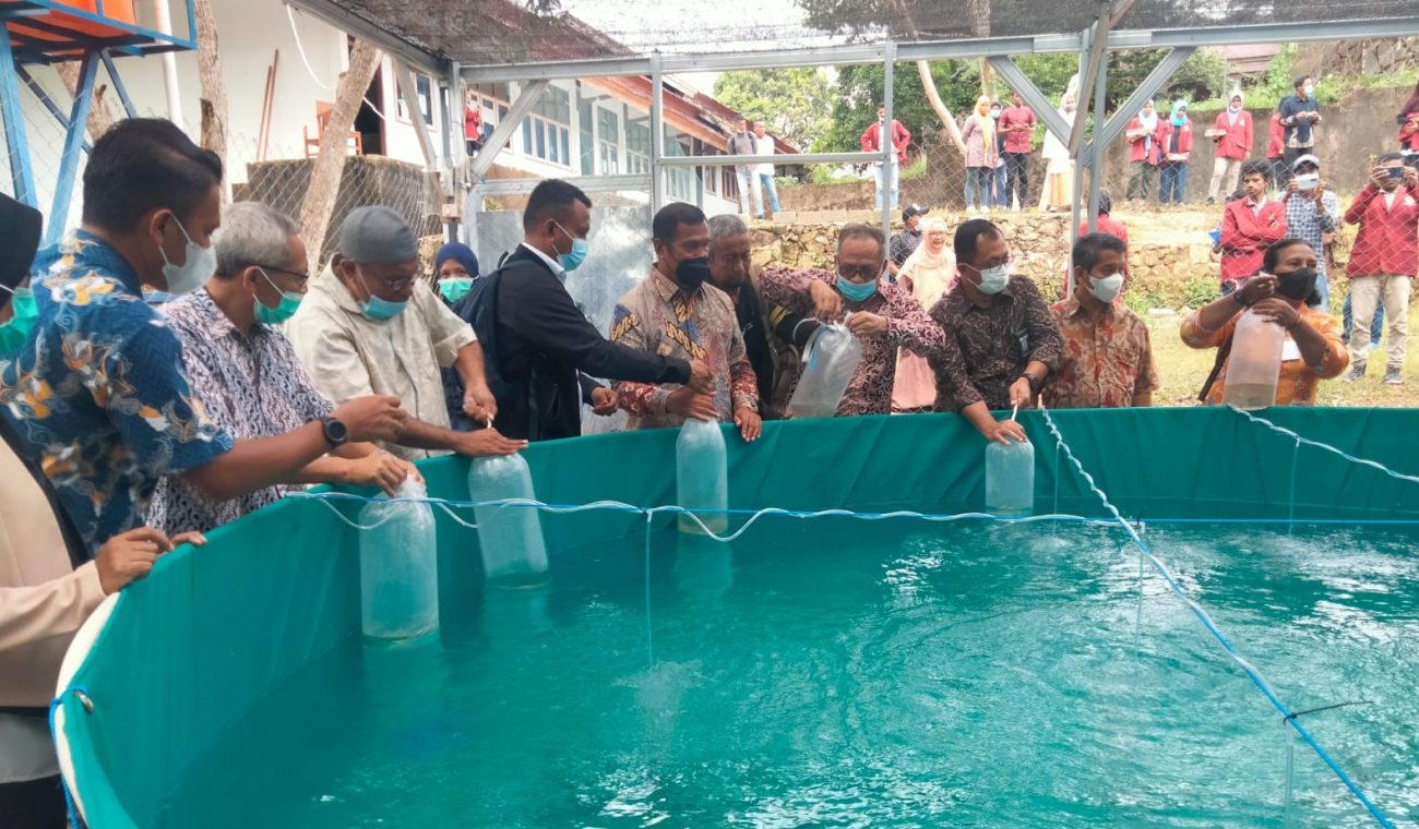 Perikanan Indonesia berpotensi 12 juta ton/tahun. Penyerahan bantuan Sarana Budidaya Perikanan Rp716 juta dihadiri Rektor Universitas Darusalam.