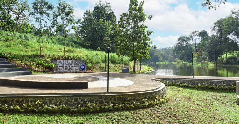 Kampus IPB Dramaga menjadi salah satu kampus dengan situ atau danau sebagai ruang terbuka biru (RTB), Menawarkan lingkungan kampus yang nyaman dan hijau.