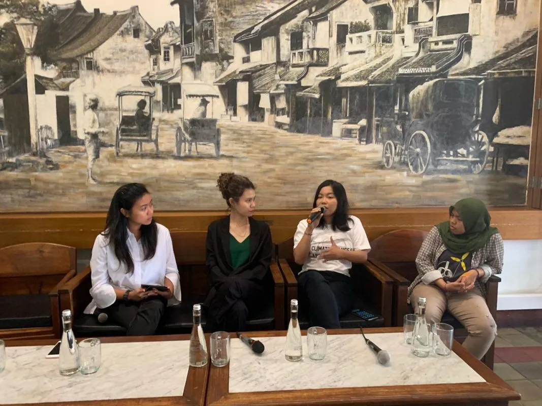 Menyadari pentingnya darurat iklim: Bumi menghadapi kepunahan massal akibat krisis iklim. Mari bersatu dan bertindak nyata untuk melindungi generasi mendatang.