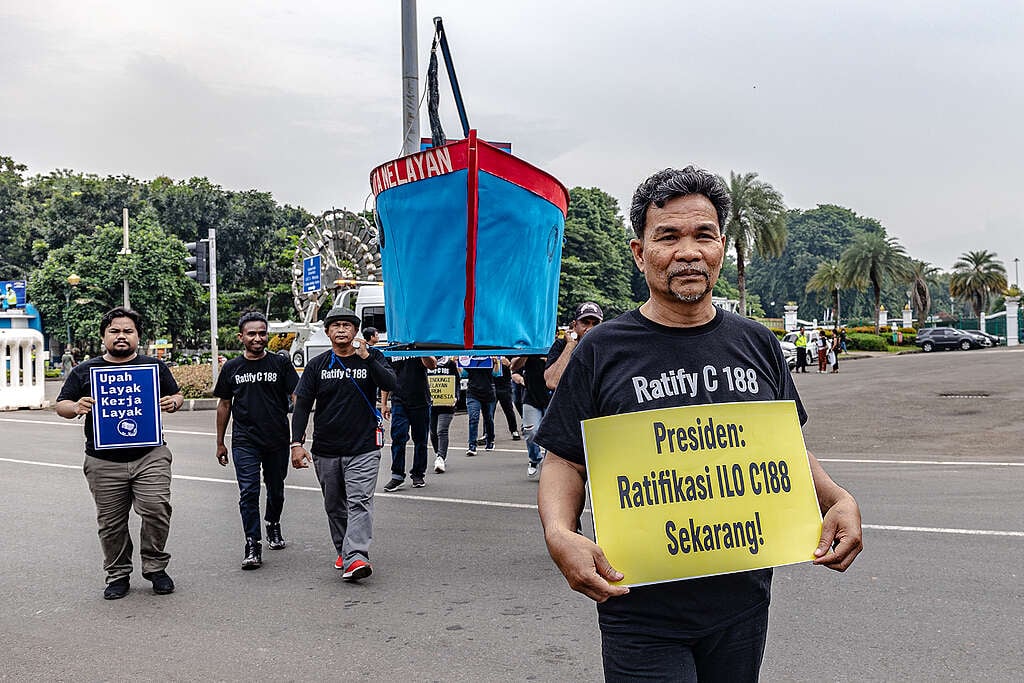 Sejumlah perwakilan serikat pekerja, serikat nelayan, dan organisasi masyarakat sipil atas nama Tim 9 menggelar aksi damai untuk mendesak Presiden Joko Widodo meratifikasi Kovensi ILO 188 tentang Pekerjaan dalam Penangkapan Ikan di area Patung Arjuna Wijaya (Patung Kuda), Jakarta, Rabu (3/4/2024) pagi. Aksi serupa juga dilakukan di Kota Banda Aceh di Aceh udan Kota Bitung di Sulawesi Utara. Yudha Wilis/Greenpeace