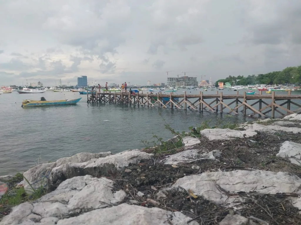 Dampak buruk penambangan pasir laut bagi lingkungan dan perempuan. Zakia, Perempuan Pulau Kodingareng, menyampaikan kerusakan lingkungan dan hak asasi manusia.