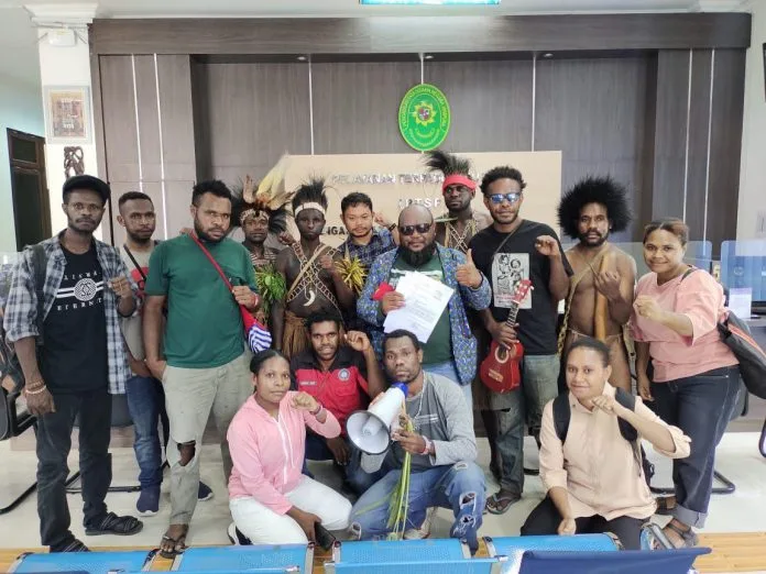 Proses pengadilan membela suku Awyu Papua. (Walhi Papua)