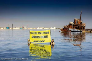 Greenpeace menyerukan industri agar mengurangi produksi plastik.