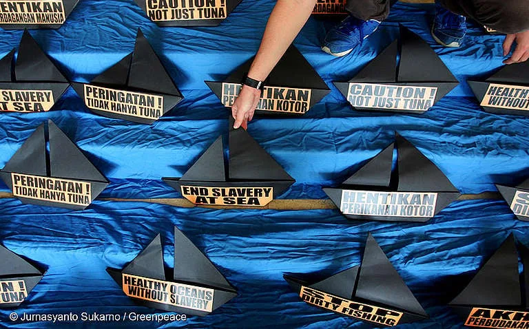 Greenpeace Indonesia mengapresiasi langkah KKP dalam menangkap kapal ikan ilegal. Modus alih muatan ikan di laut Indonesia marak.