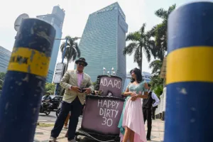 Koalisi organisasi masyarakat menyampaikan penghargaan 'Obligasi Kotor' ke Adaro. Temukan jejak kerusakan lingkungan dan konflik masyarakat yang melibatkan perusahaan ini.