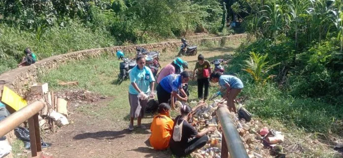 Festival Angkat Sampah di Papua menghadirkan perubahan untuk lingkungan. Inisiatif ini merupakan langkah konkret dalam menangani masalah sampah.