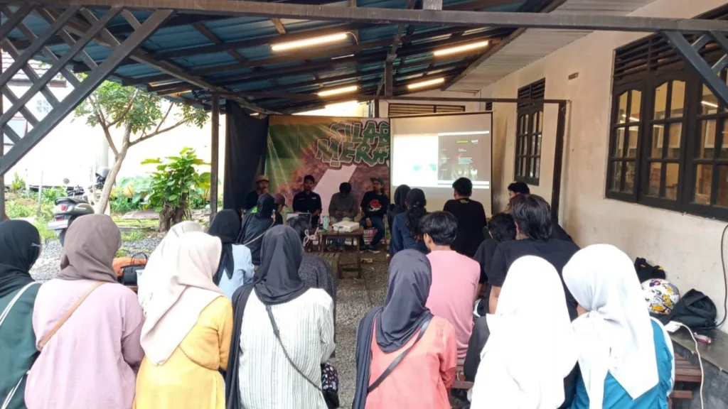 Film dokumenter 'Imaji Tanah Leluhur' menuturkan perjuangan masyarakat adat Dayak Pitap melawan industri ekstraktif demi mempertahankan kearifan lokal dan alam.