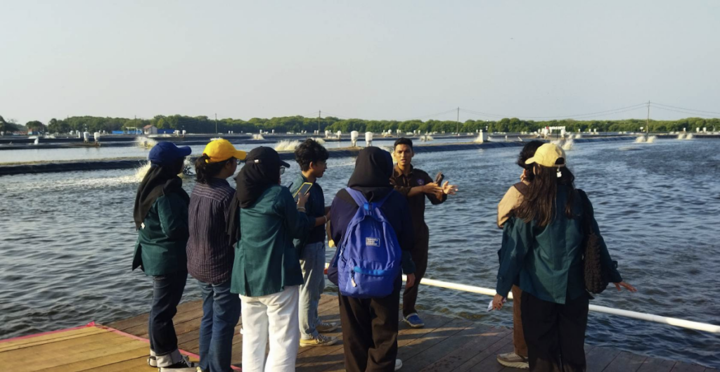 Mahasiswa Menyimak Penjelasan Mengenai Proses Budidaya Perikanan di Modeling Kawasan Tambak Budi Daya Ikan Nila Salin BLUPPB (Dok.Humas ITB/Helga Evangelina)
