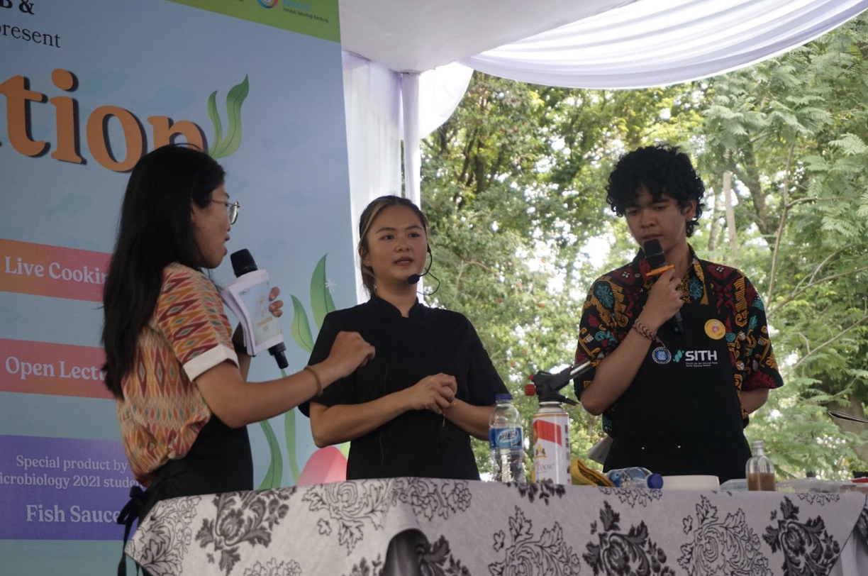 Chef Elin Sulivan (Master Chef Indonesia Season 5) menjadi bintang tamu utama dalam live cooking Fermenstation pada Jumat (14/06/2024). (Dok. Panitia/ITB)