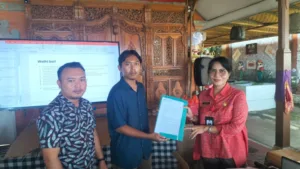 Penyerahan surat dari aktivis lingkungan ke Dinas Kehutanan dan Lingkungan Hidup (DKLH) Provinsi Bali. (WALHI Bali)