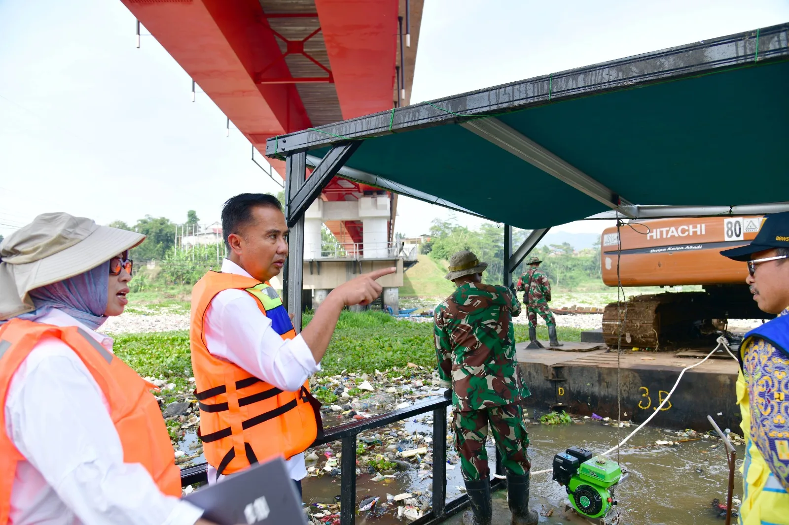 Penjabat Gubernur Jawa Barat Bey Machmudin meninjau Jembatan Sapan, Kabupaten Bandung Barat. (Foto: Yogi/Biro Adpim Jabar)