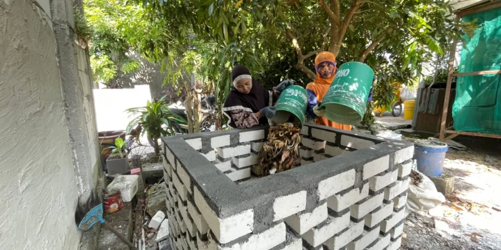 Kampung Zero Waste di Balongpanggang, Gresik: Mengelola sampah secara bijak dan berkelanjutan melalui pemilahan sampah dan pengelolaan sampah organik.
