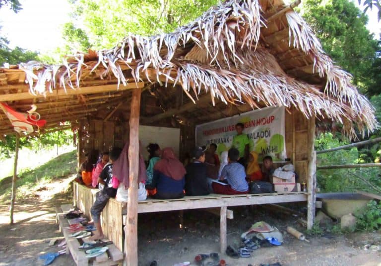 Kabar dari Pondok Baca Folila dan mimpi-mimpi anak muda Kalaodi. WALHI Maluku Utara mengenalkan pendidikan lingkungan pada anak.