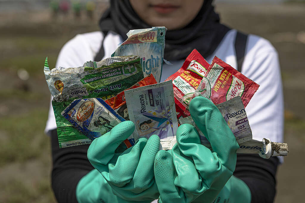 Pentingnya mengembalikan sampah ke produsen. Produsen FMCG perlu bertanggung jawab atas sampah plastik dari produk mereka.